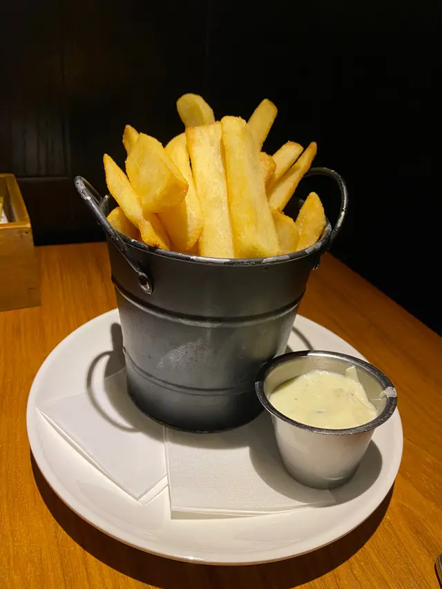 炸薯條配黑松露醬