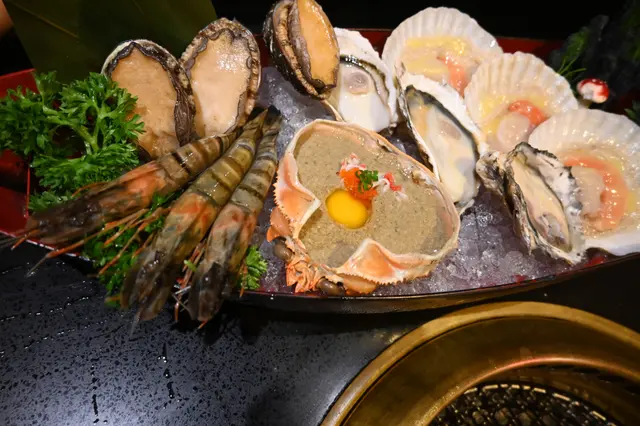 坐低之後，店員會先送上一份海鮮拼盤，包括扇貝、虎蝦、鮑魚、生蠔，仲有甲羅燒。扇貝鮮甜；鮑魚好彈牙，唔會變到好韌；甲羅燒就好多蟹膏好惹味，全部都夠晒新鮮😉
