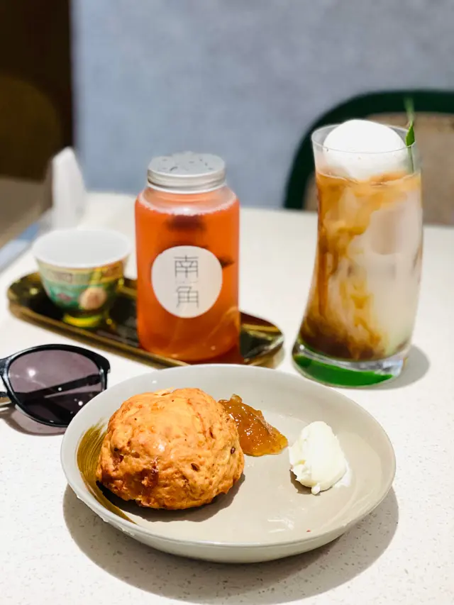 酸種鬆餅配忌廉芝士及無花果醬