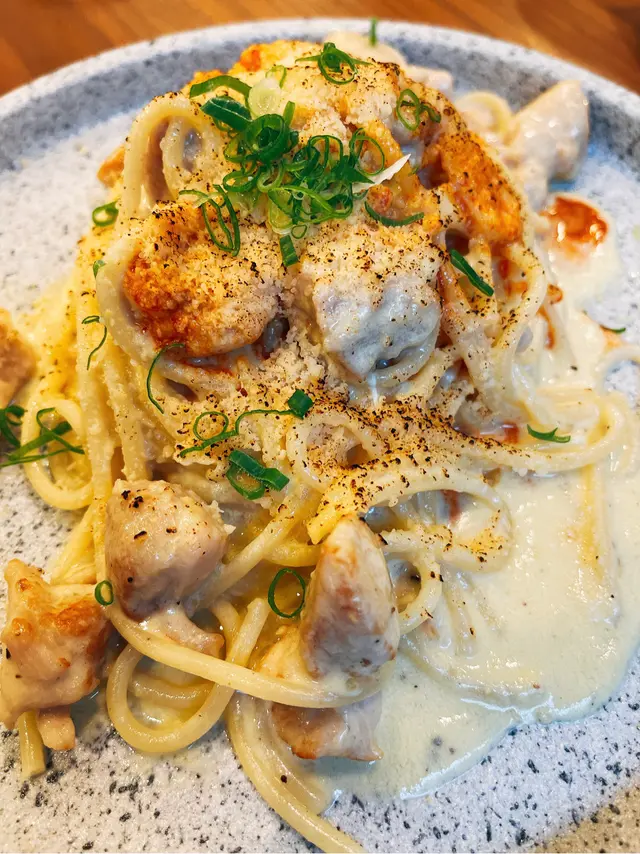 Spaghetti & Pan-fried Chicken Breast with Garlic Creamy Sauce