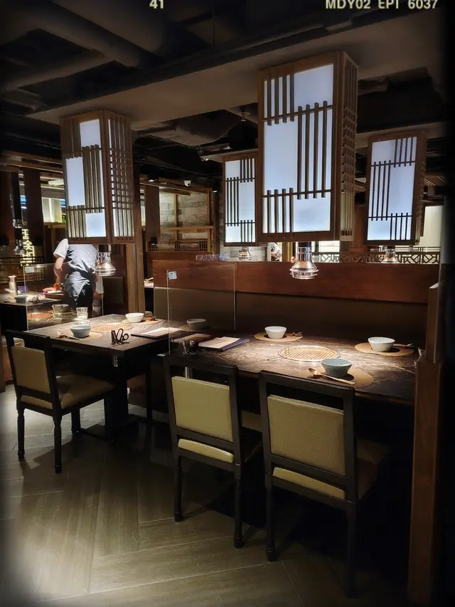 餐桌間距離足，唯獨室內光線偏暗