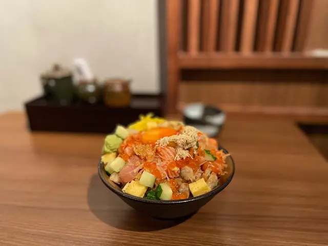 花錦魚生丼
