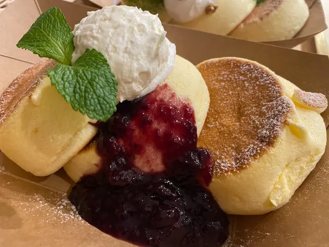 芝士慕絲雜莓醬班戟