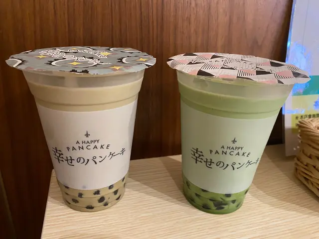 焙煎茶拿鐡木薯珍珠(左),抹茶拿鐡木薯珍珠(右)