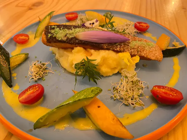 爆炸楓糖三文魚柳配薰衣草忌廉汁