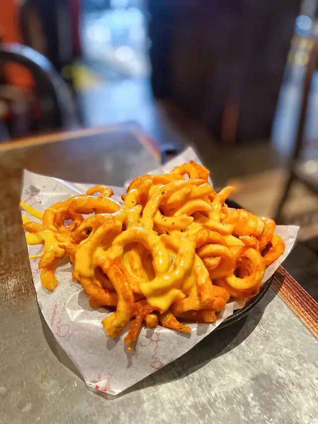 薯條比較幼身，咬落比一般薯條香脆，芝士係半溶狀態