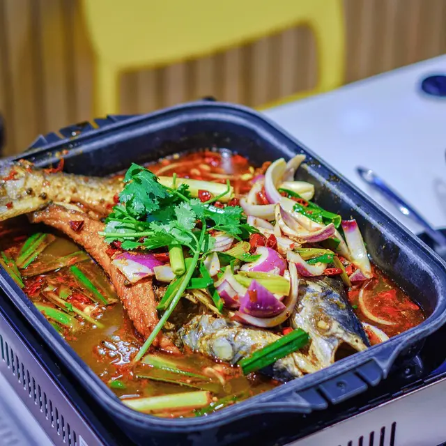 煎過嘅魚肉就唔會四散,不過一開始食嗰時肉質會比較硬少少,只要煮耐啲煮到腍身啲就會好好食,魚肉食落新鮮