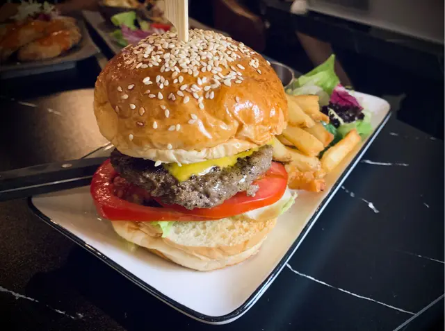 黑醋鵝肝牛肉漢堡