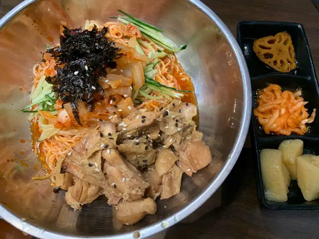 香辣泡菜撈冷麵配烤雞肉