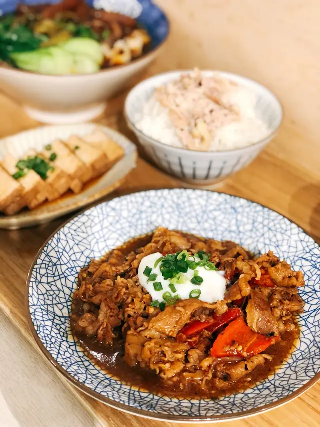 溫泉蛋黑胡椒牛肉