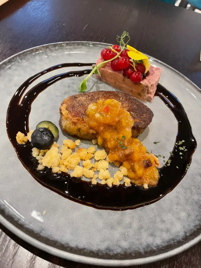 香煎鵝肝配自家製鴨批