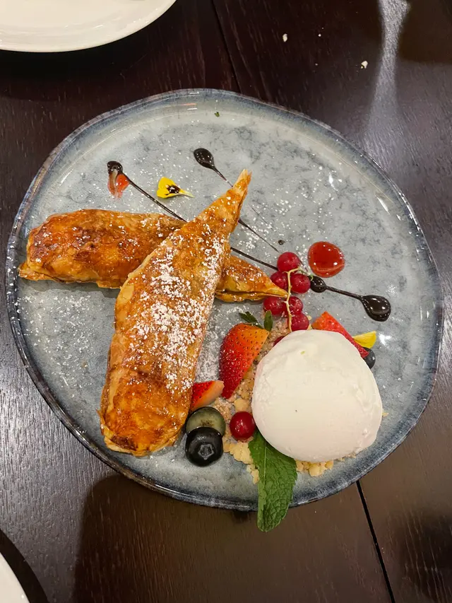 焗酥皮蘋果卷配雲呢拿雪糕