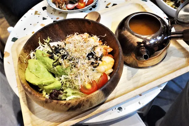 龍蝦湯配牛油果大蝦稻庭烏冬