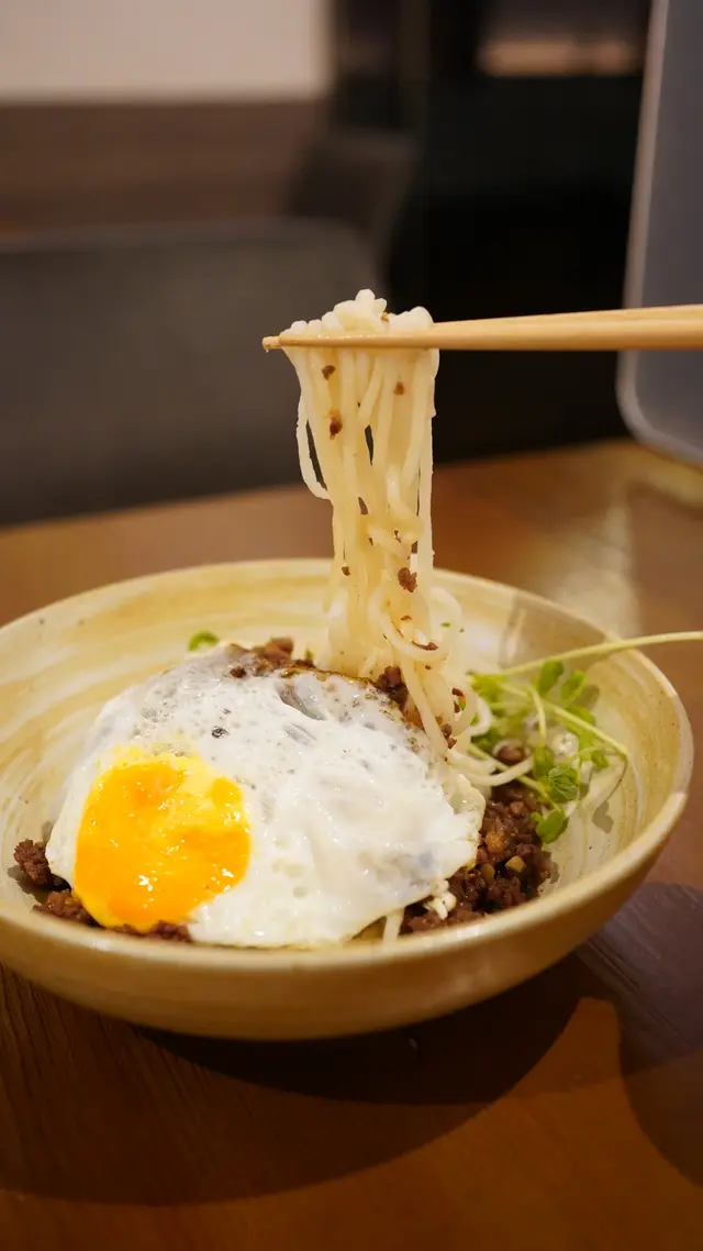 拌麵嘅牛唔多,滷肉拌落麵反而更吸引,雖然醬汁唔多,不過都惹味!