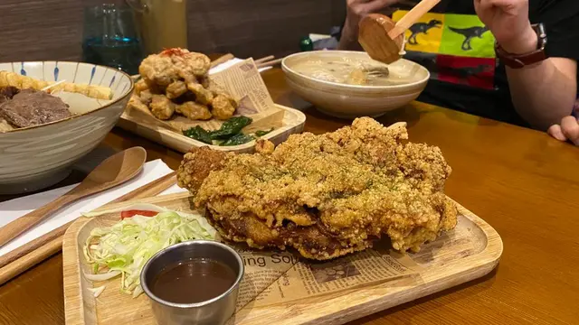 呢塊雞扒真係好夠照！又厚肉又脆，大到要幾個人分嚟食先得！