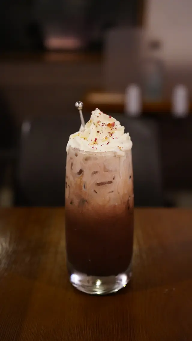 玫瑰可可嘅朱古力味都幾濃，食咗咁多炸嘢，飲返杯係唔錯嘅！