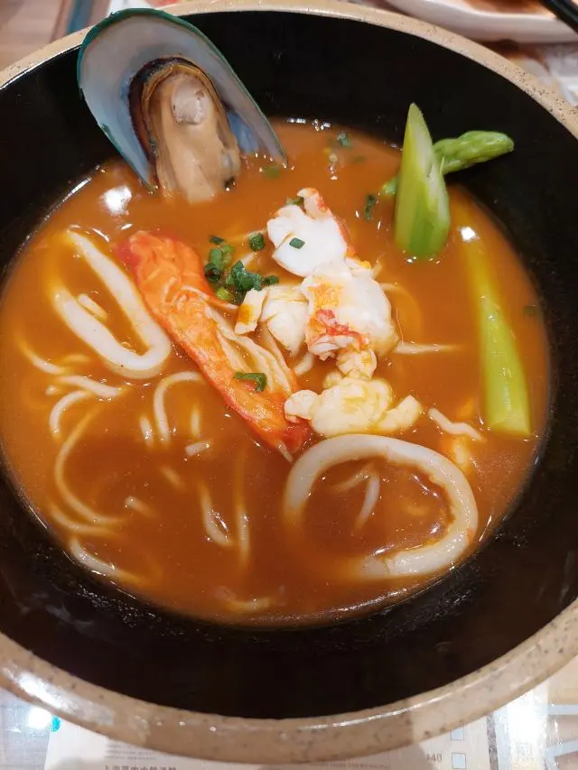 龍蝦海鮮湯麵伴熱溶之士醬