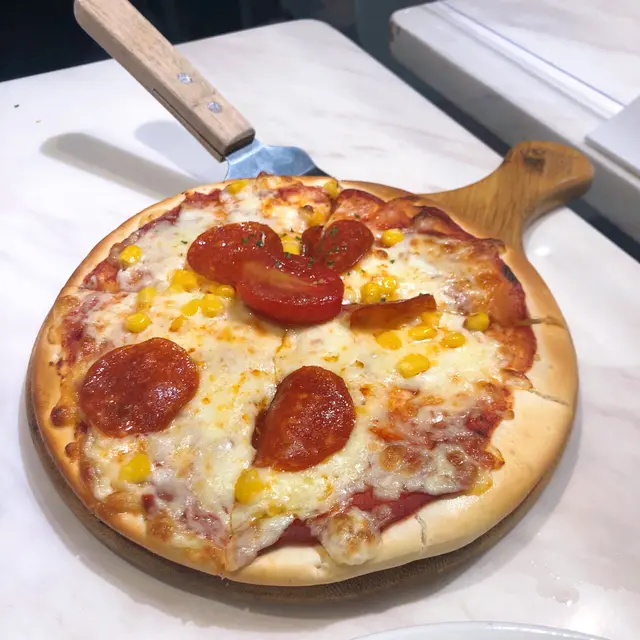 意式辣肉腸拉絲水牛芝士手工薄餅