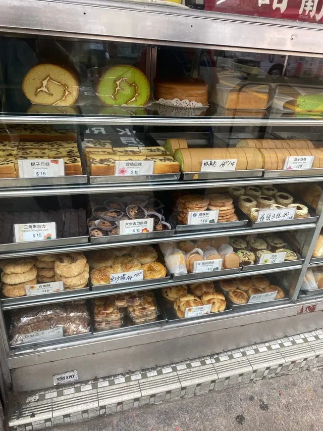 玻璃櫃入邊係幾十款唔同款式既麵包蛋糕