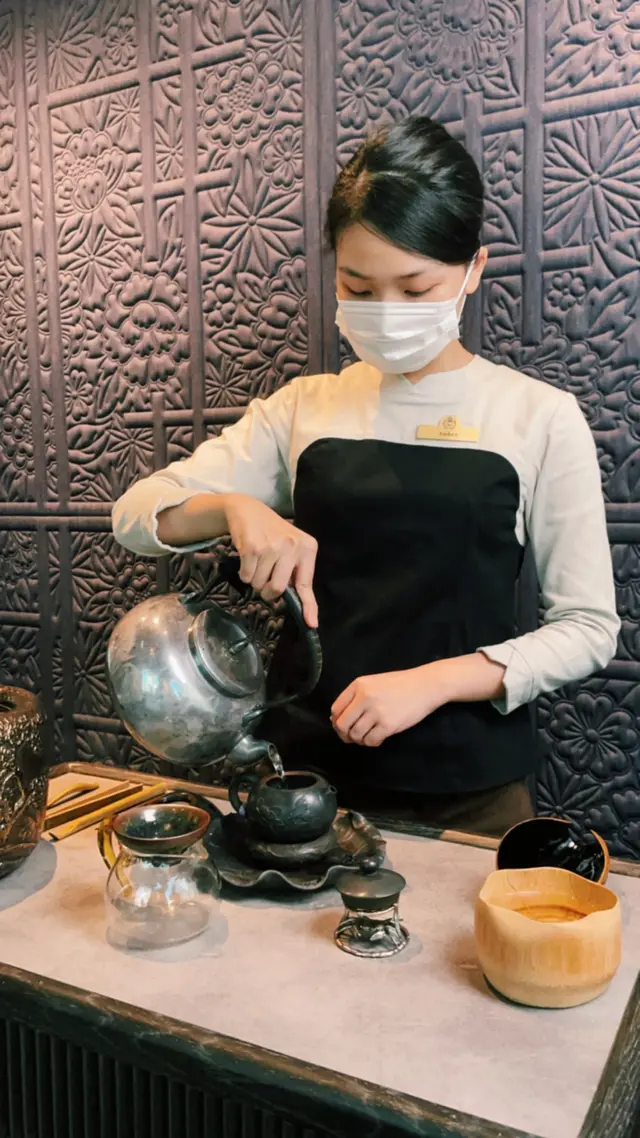 貼心的為我們熱泡茶  他們更用上過百年歷史茶具  真的大開眼界  厲害👍🏻