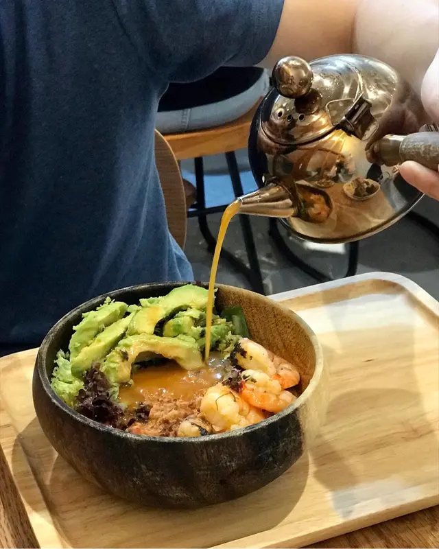 龍蝦湯配牛油果大蝦稻庭烏冬