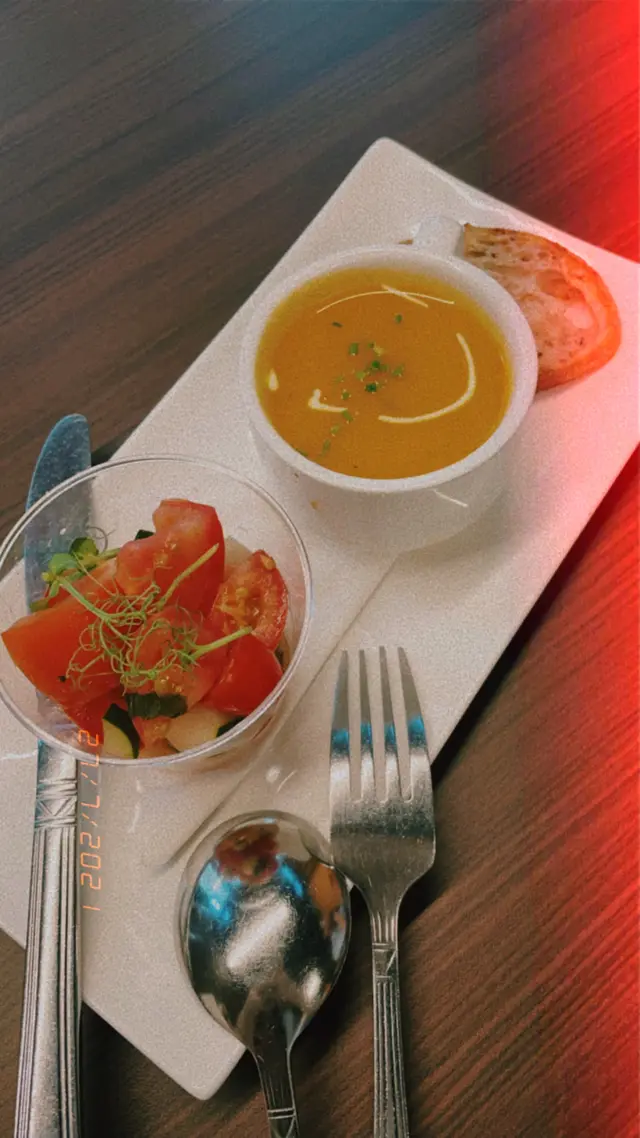 番茄沙律偏酸/餐湯正常