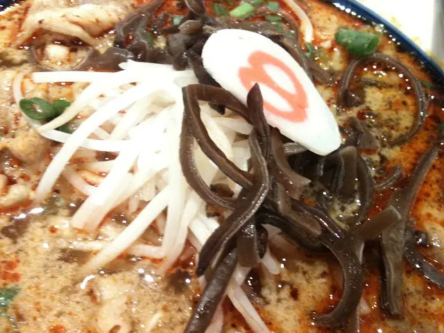 價廉麵美!速食牛肉拉麵配辣紅湯!生活有時需要速食!