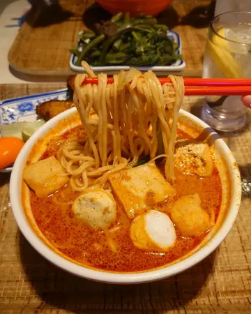 咖哩叻沙汤 墨鱼丸鱼片 掺掺