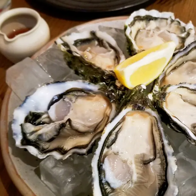 平時食生蠔都係落兩滴檸檬汁，今次手痕試咗幾滴 Mignonette sauce。出乎意料地咁夾。