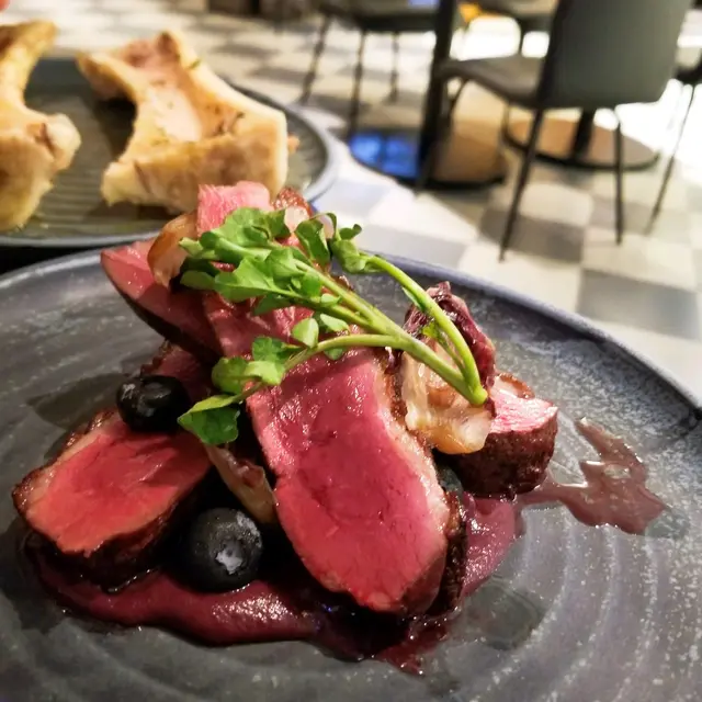 
靚嘅鴨胸真係唔使煮得太熟，呢間嘅出品係比市面一般嘅生，waiter 都好細心咁提一提。