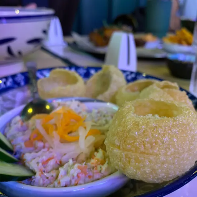 南越蟹肉醬配脆球餅