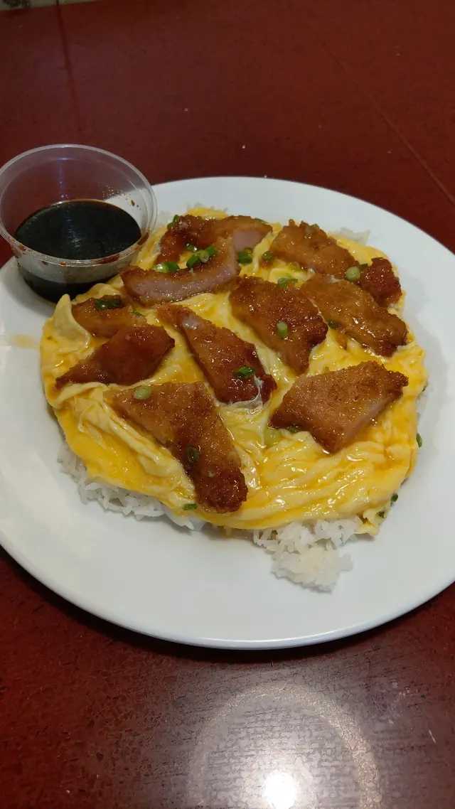 蛋份量頗多,白飯基乎完全被掩蓋