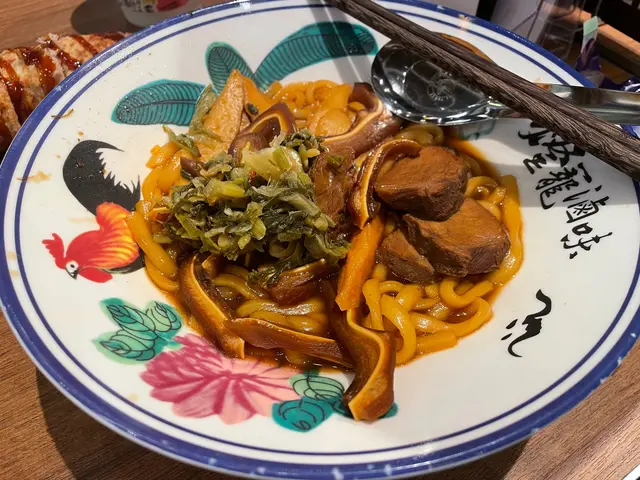 嘴邊肉$15、豬耳朵$12、甜不辣$13、稻庭烏龍麵$14 