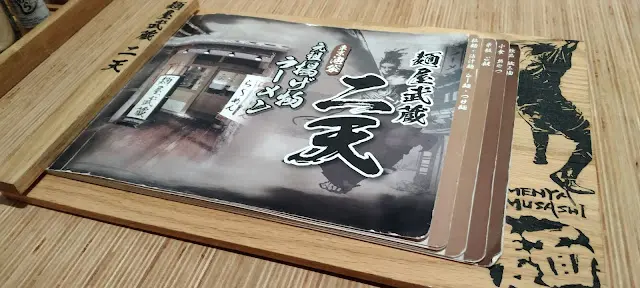這家店菜單非常漂亮細節東方木製.