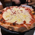 又話pizza出名，食落仲差過pizza  express，同mother  of  pizzas比，差9條街。芝士得個咸字，dough無果，好失望。