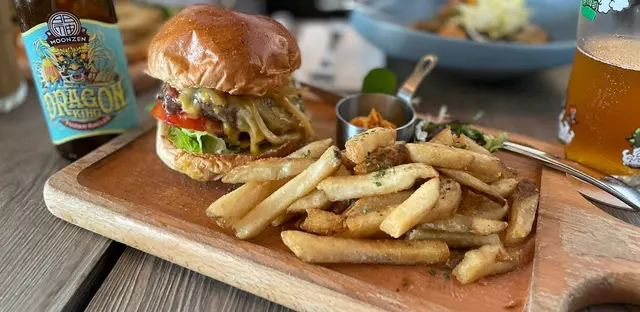 焦糖洋蔥芝士牛肉漢堡