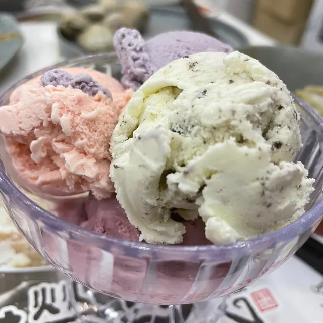 雪糕櫃有多種味道大大桶自己裝,推介:曲奇、香芋、櫻桃。其他味都好正!係維記。