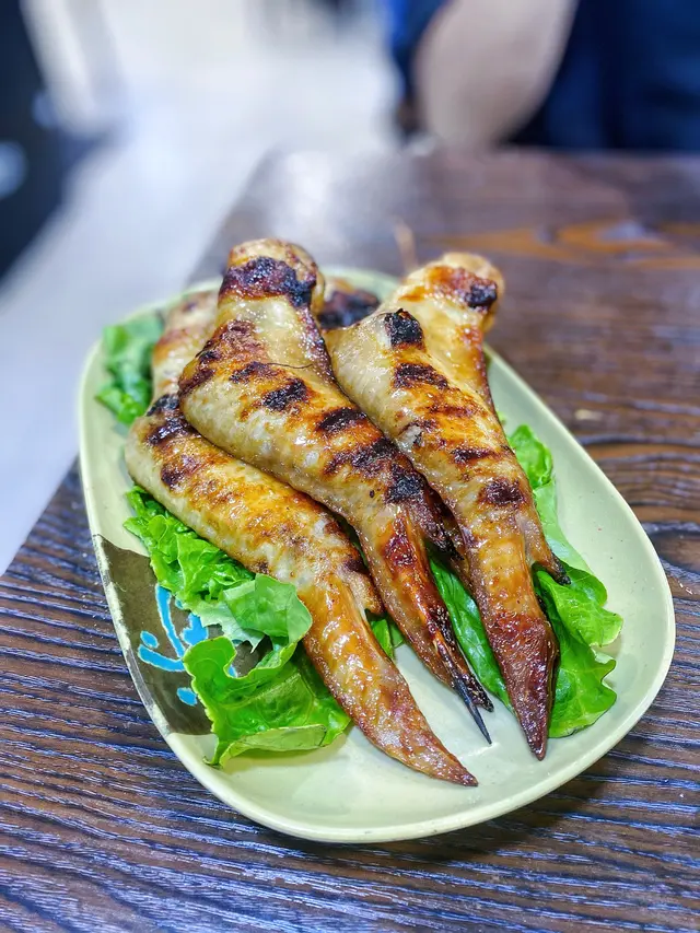 雞翼咬落去係外脆內嫩,食落雞肉多汁,味道唔係太過泰式