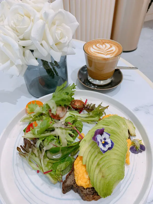 牛油果炒蛋多士