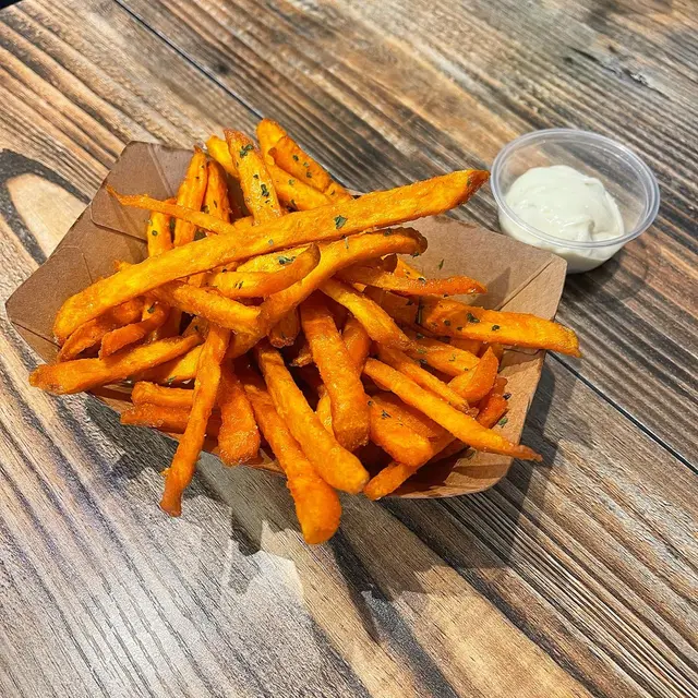 炸蕃薯條配黑松露蛋黃醬