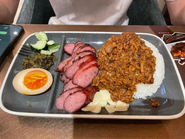 古草味烤自家製香腸肉燥飯