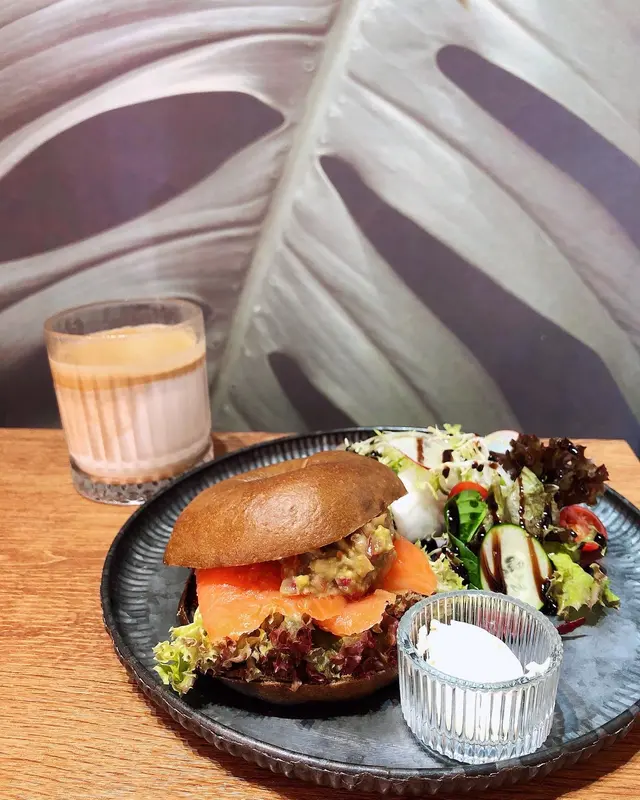 煙三文魚牛油果蕃茄他他Bagel