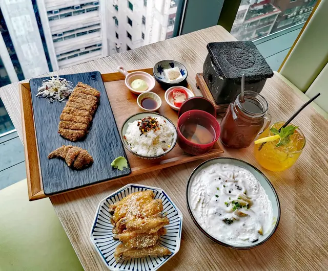 吉列牛定食$148、咖哩忌廉烏冬$78、牛油蜜糖單骨雞翼$65、 韓國蜂蜜紅棗茶$28、Passion Punch$38