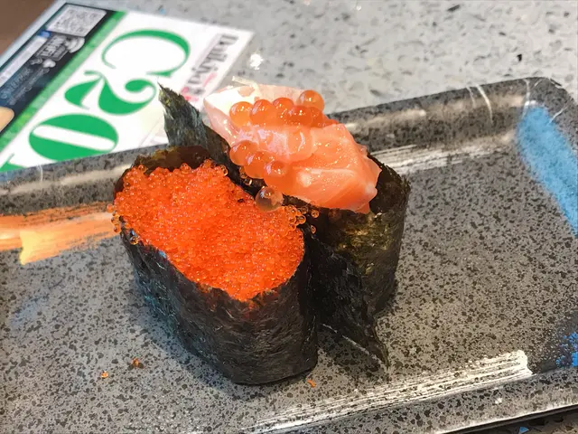 蟹子軍艦、三文魚親子軍艦