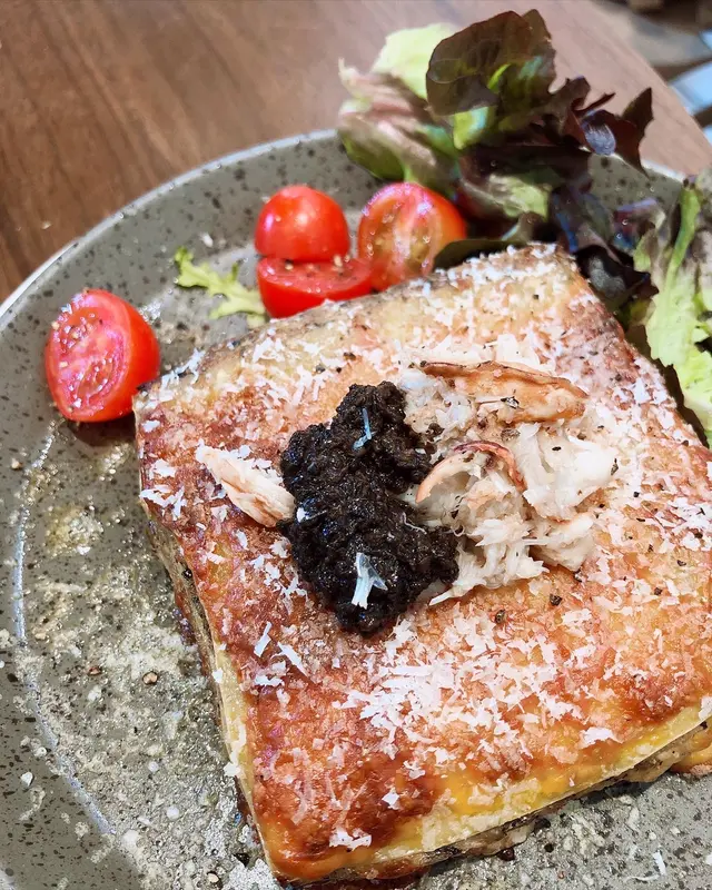 黑松露貝夏媚白醬蟹肉自家手工千層麵