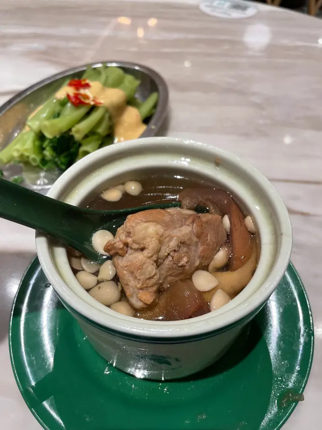 蘋果雪梨燉豬𦟌雞腳湯