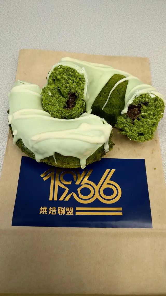 冬甩外型的鬆餅，鬆軟濕潤，甜美清香！混合少量紅豆！