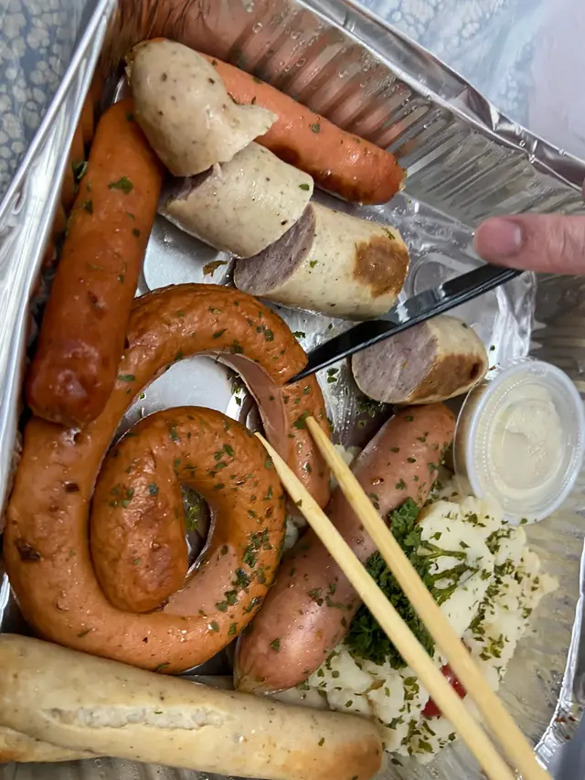 德國洋腸拼盤配他他醬