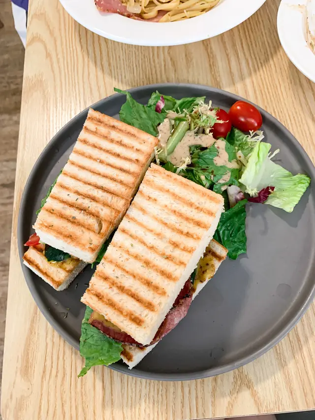 薄切燒牛肉意式三文治配田園沙律