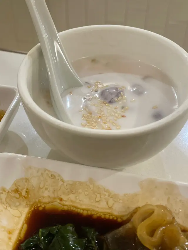 好香嘅芝麻糊，小小咸嘅椰汁